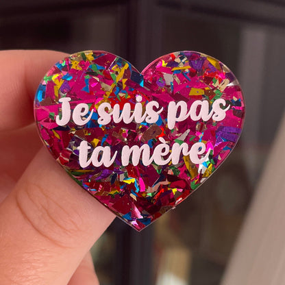 [CONTRÔLE TECHNIQUE] Broche "Je suis pas ta mère" en acrylique transparente à gros confettis roses et multicolores