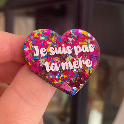 [CONTRÔLE TECHNIQUE] Broche "Je suis pas ta mère" en acrylique transparente à gros confettis roses et multicolores