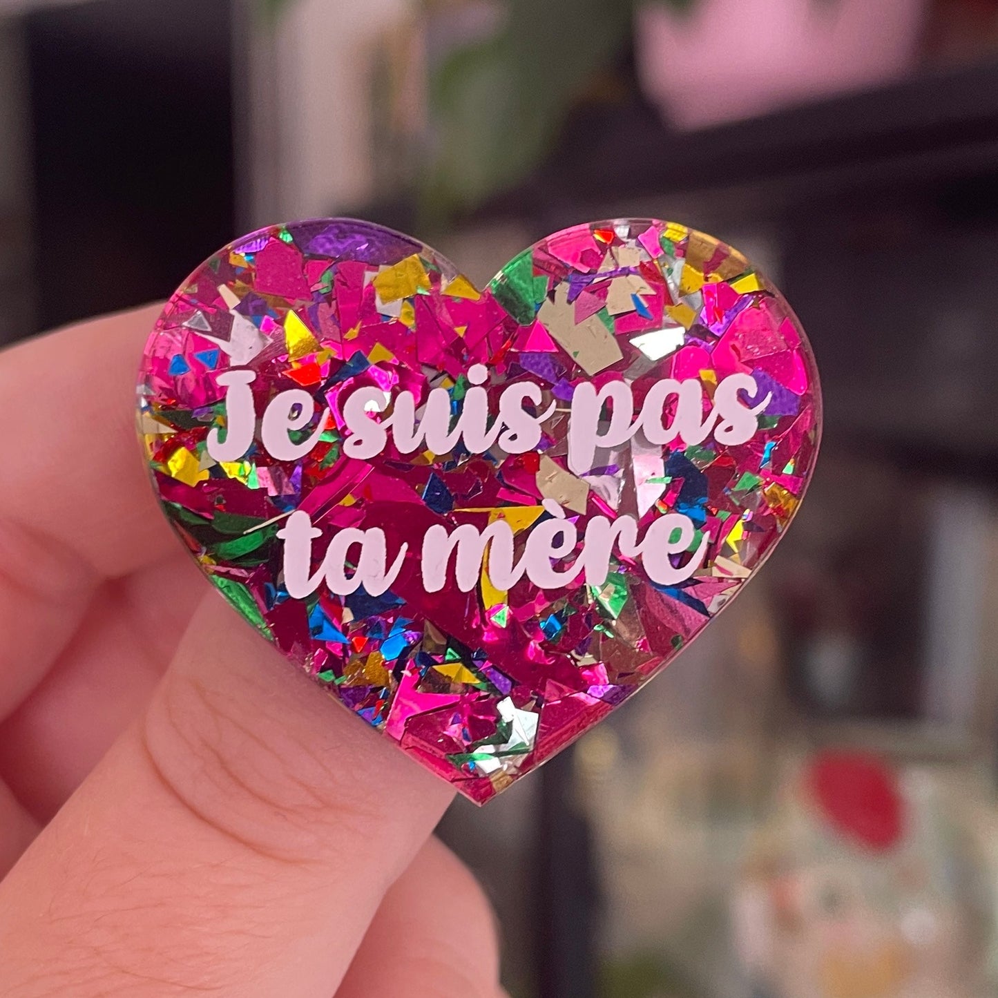 [CONTRÔLE TECHNIQUE] Broche "Je suis pas ta mère" en acrylique transparente à gros confettis roses et multicolores