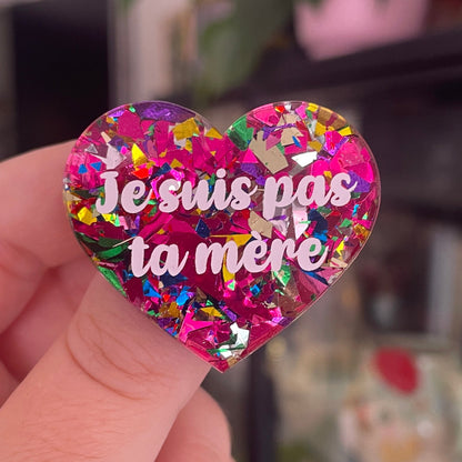 [CONTRÔLE TECHNIQUE] Broche "Je suis pas ta mère" en acrylique transparente à gros confettis roses et multicolores