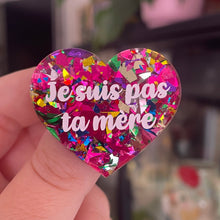 Charger l&#39;image dans la galerie, [CONTRÔLE TECHNIQUE] Broche &quot;Je suis pas ta mère&quot; en acrylique transparente à gros confettis roses et multicolores