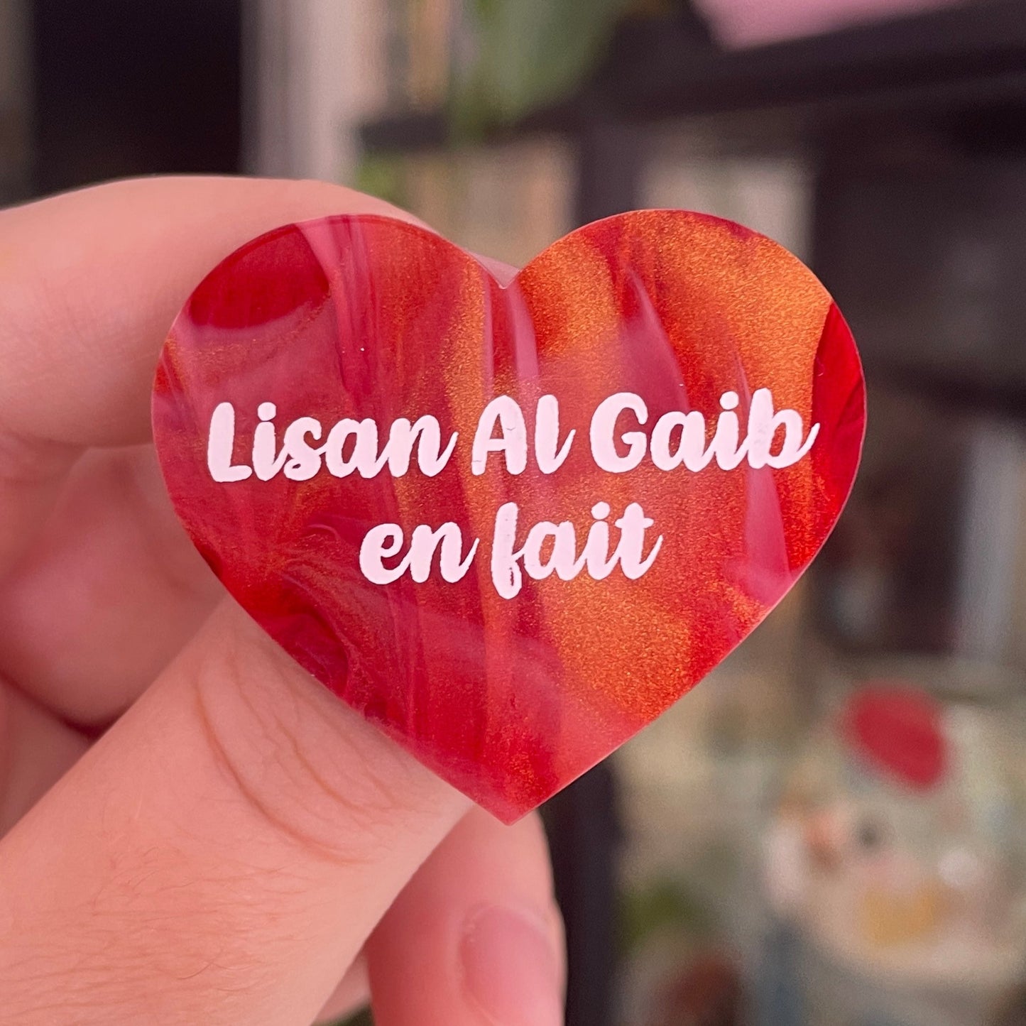 [CONTRÔLE TECHNIQUE] Broche "Lisan Al Gaib en fait" en acrylique marbrée rouge, dorée et blanche