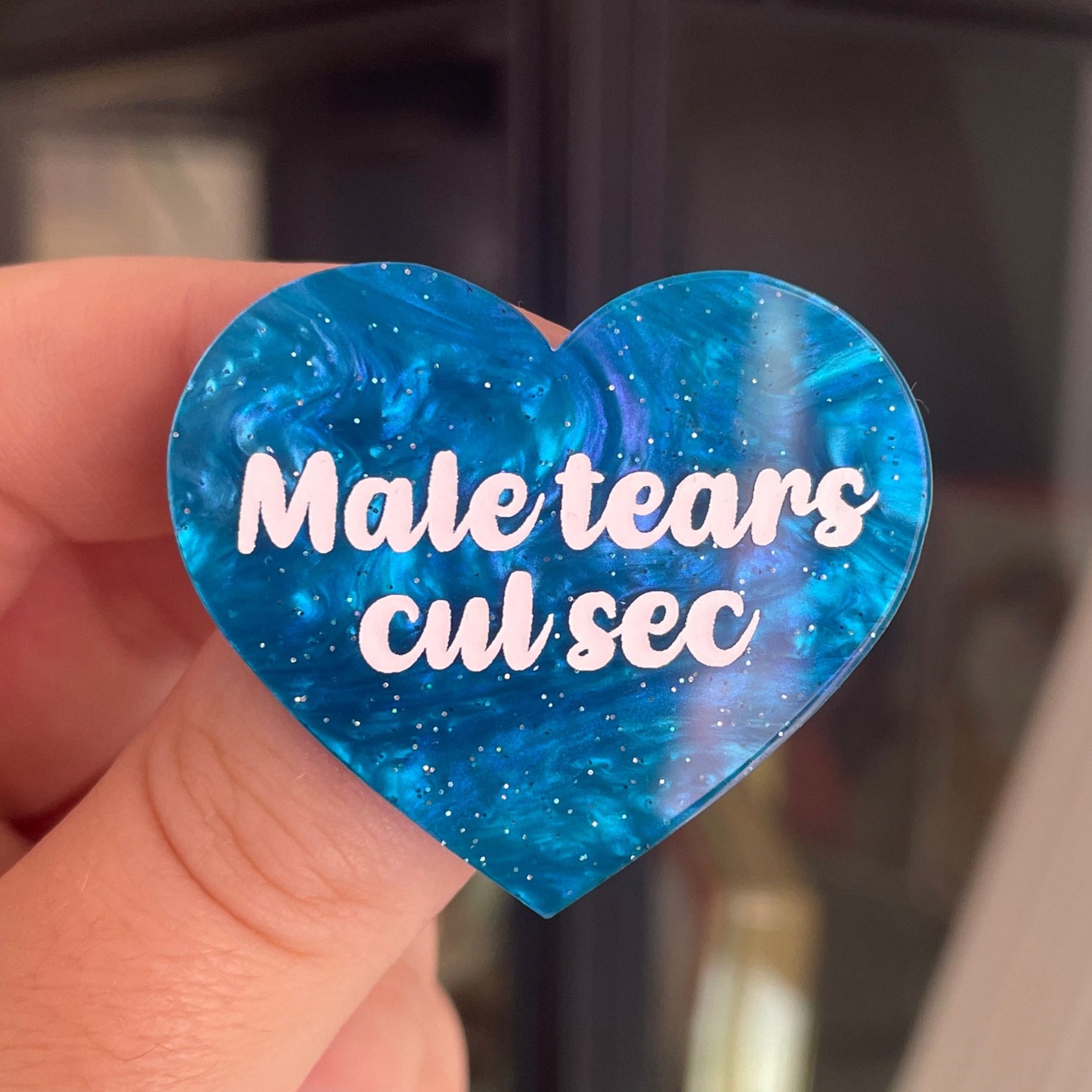 [CONTRÔLE TECHNIQUE] Broche "Male tears cul sec" en acrylique marbrée bleue à paillettes