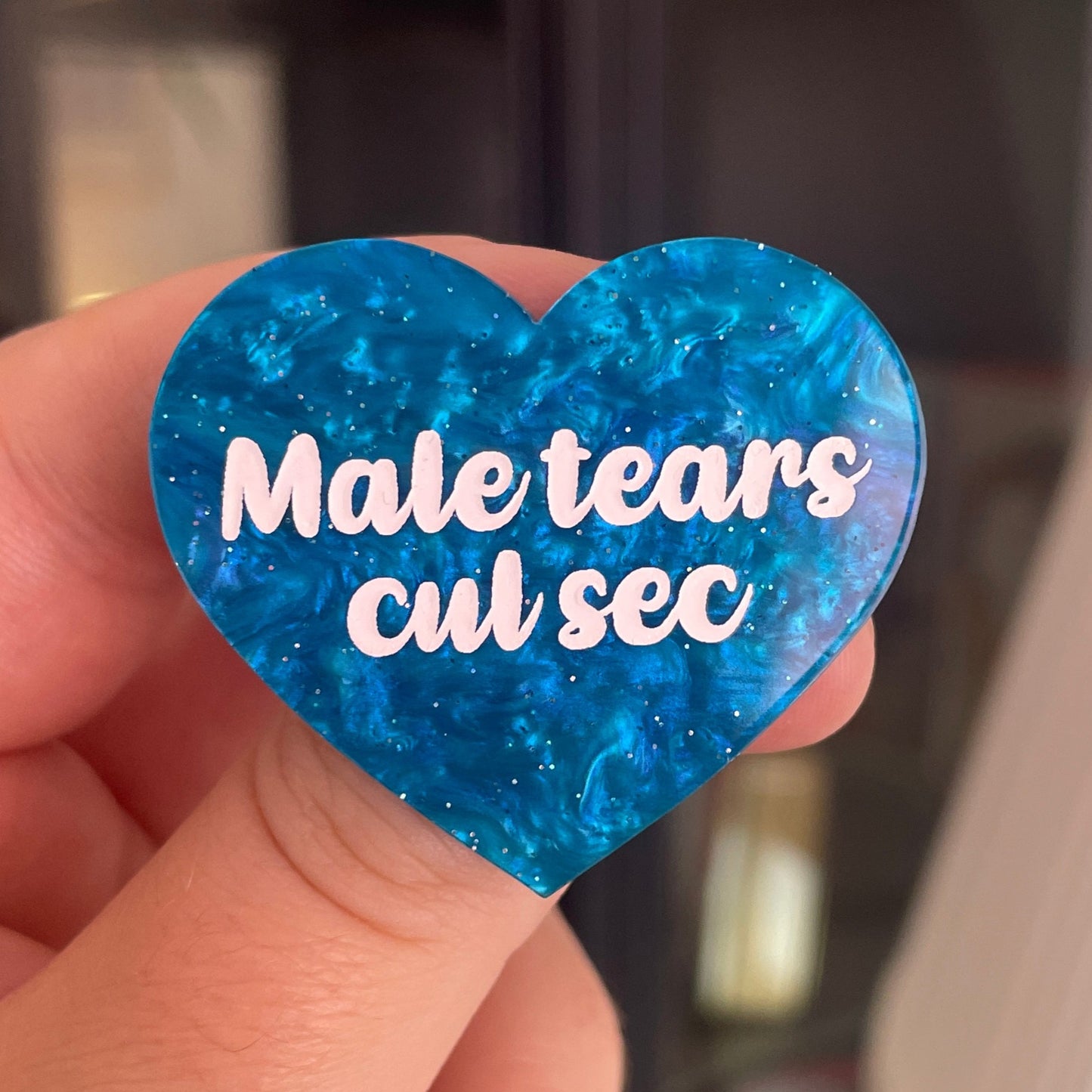 [CONTRÔLE TECHNIQUE] Broche "Male tears cul sec" en acrylique marbrée bleue à paillettes