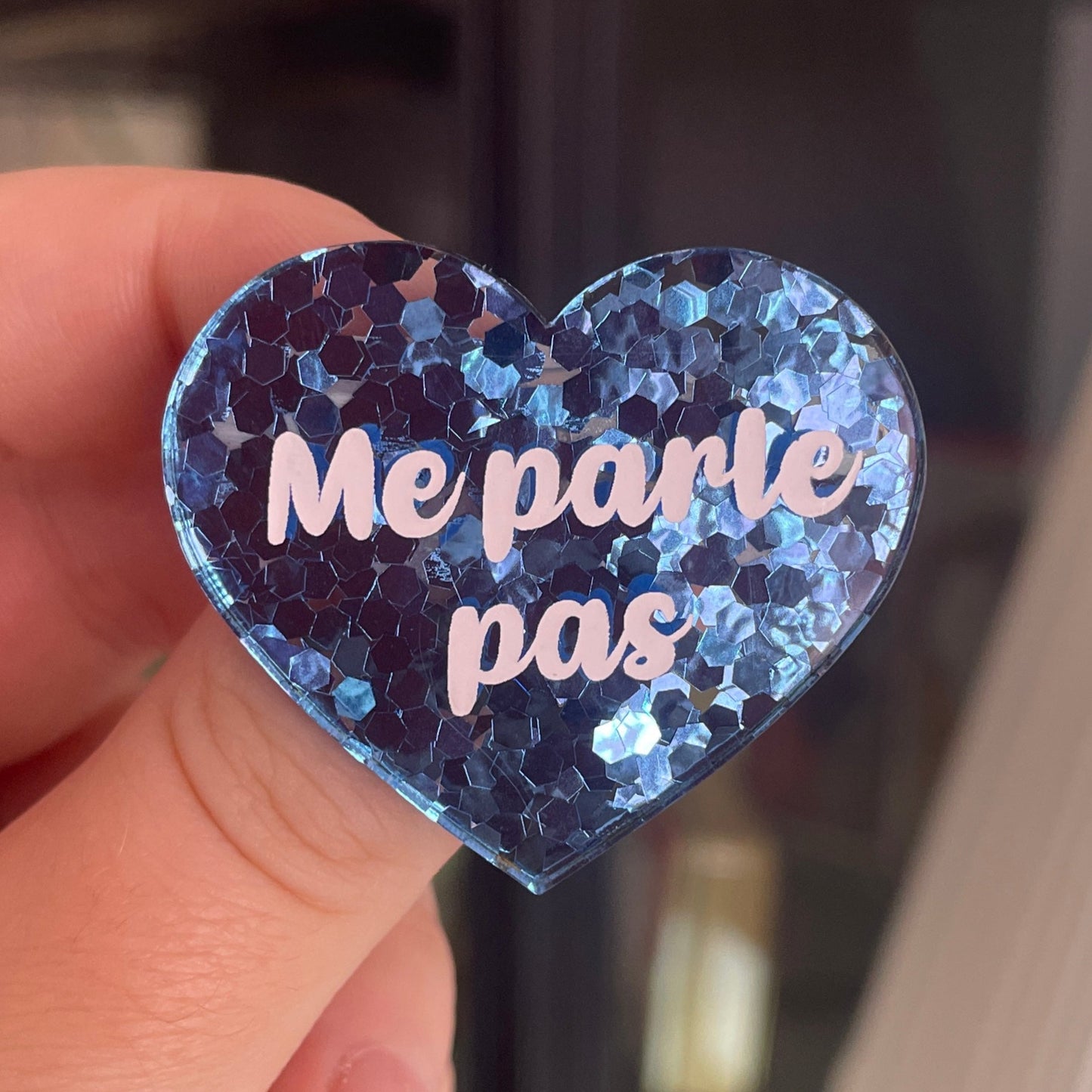 [CONTRÔLE TECHNIQUE] Broche "Me parle pas" en acrylique semi-transparente avec des confettis bleus