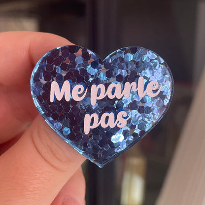[CONTRÔLE TECHNIQUE] Broche "Me parle pas" en acrylique semi-transparente avec des confettis bleus