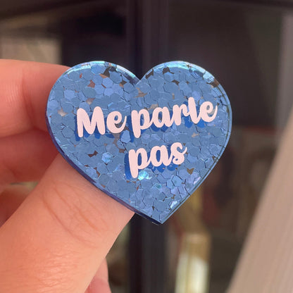 [CONTRÔLE TECHNIQUE] Broche "Me parle pas" en acrylique semi-transparente avec des confettis bleus
