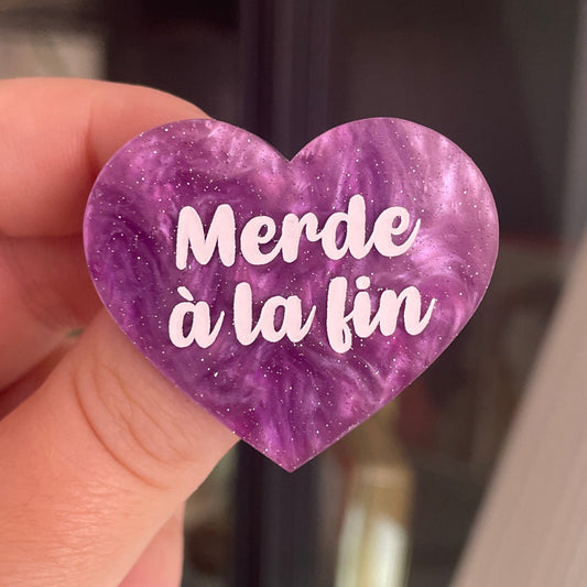 [CONTRÔLE TECHNIQUE] Broche "Merde à la fin" en acrylique marbrée blanche et violette/rose