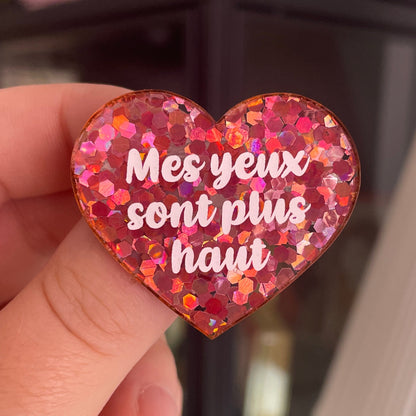 [CONTRÔLE TECHNIQUE] Broche "Mes yeux sont plus haut" en acrylique semi-transparente avec des confettis corail