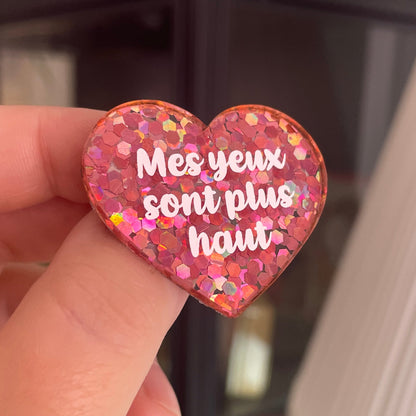 [CONTRÔLE TECHNIQUE] Broche "Mes yeux sont plus haut" en acrylique semi-transparente avec des confettis corail