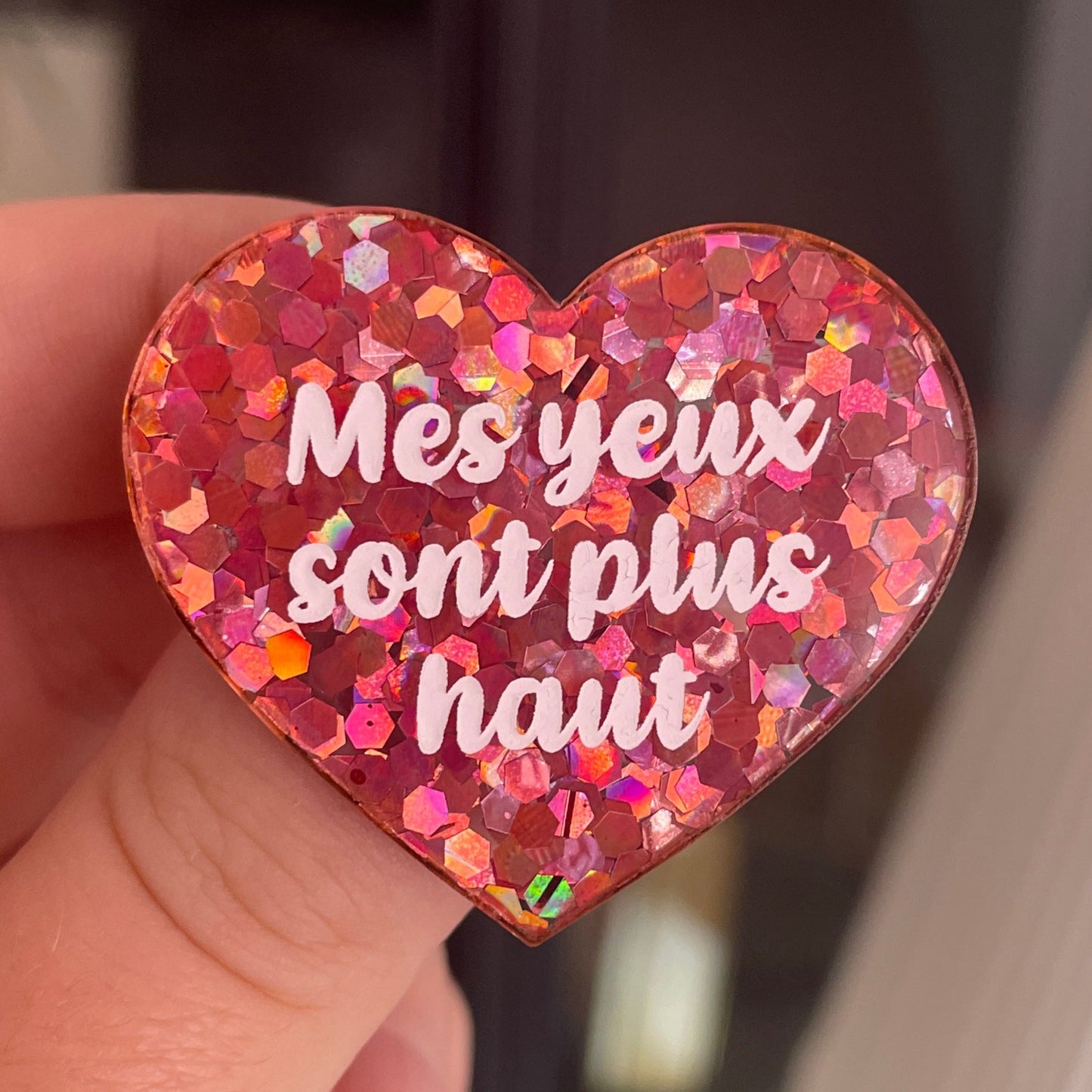 [CONTRÔLE TECHNIQUE] Broche "Mes yeux sont plus haut" en acrylique semi-transparente avec des confettis corail