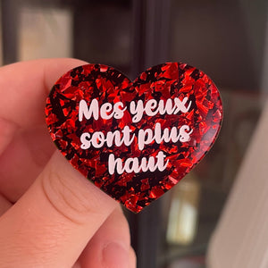 [CONTRÔLE TECHNIQUE] Broche "Mes yeux sont plus haut" en acrylique noire avec des éclats de confettis rouges