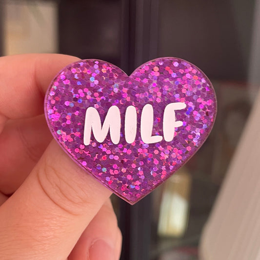 [CONTRÔLE TECHNIQUE] Broche "MILF" en acrylique pailletée violette