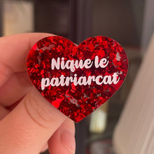 Charger l&#39;image dans la galerie, [CONTRÔLE TECHNIQUE] Broche &quot;Nique le patriarcat&quot; en acrylique semi-transparente avec des confettis rouges