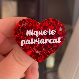 [CONTRÔLE TECHNIQUE] Broche "Nique le patriarcat" en acrylique semi-transparente avec des confettis rouges