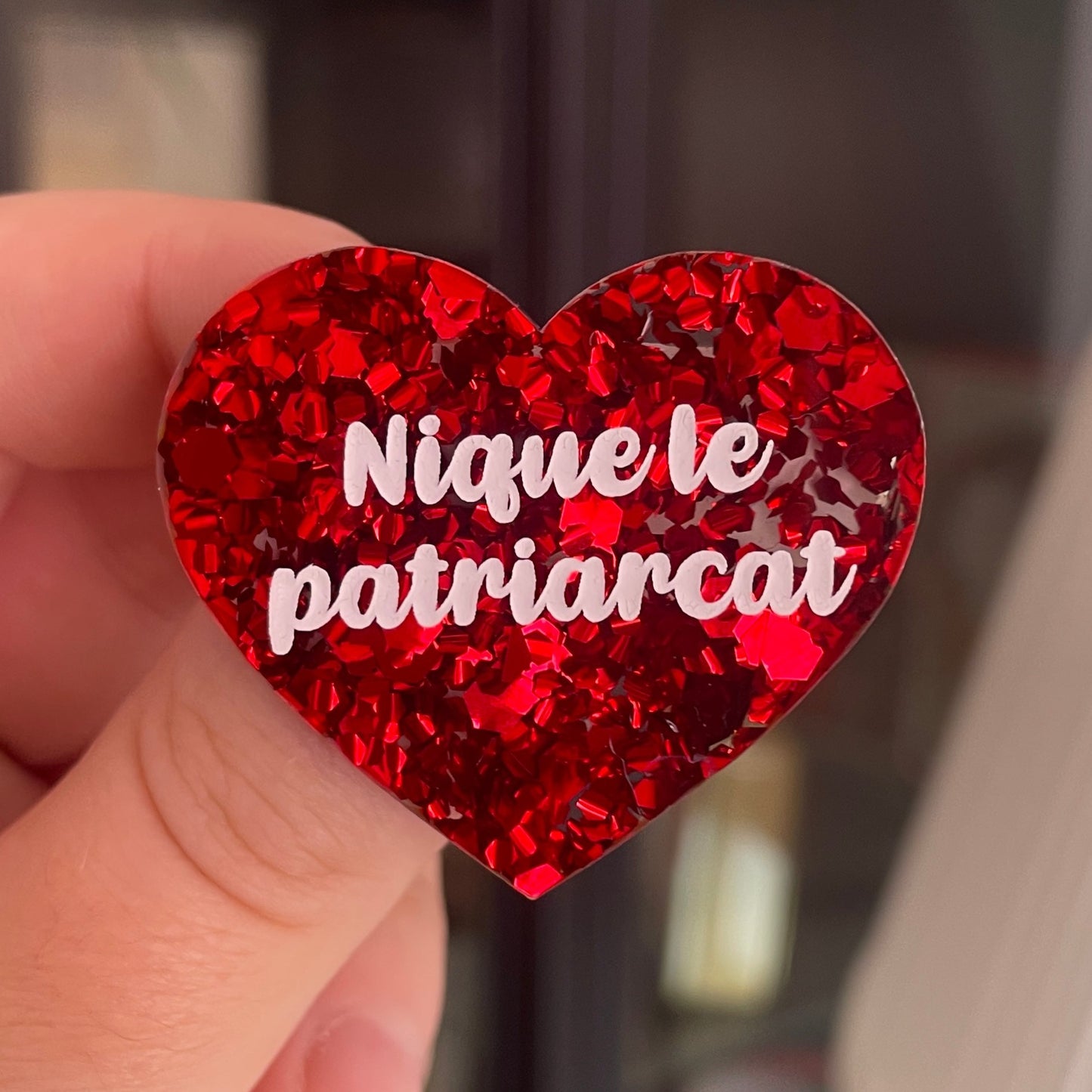 [CONTRÔLE TECHNIQUE] Broche "Nique le patriarcat" en acrylique semi-transparente avec des confettis rouges