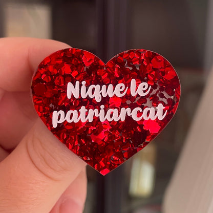 [CONTRÔLE TECHNIQUE] Broche "Nique le patriarcat" en acrylique semi-transparente avec des confettis rouges