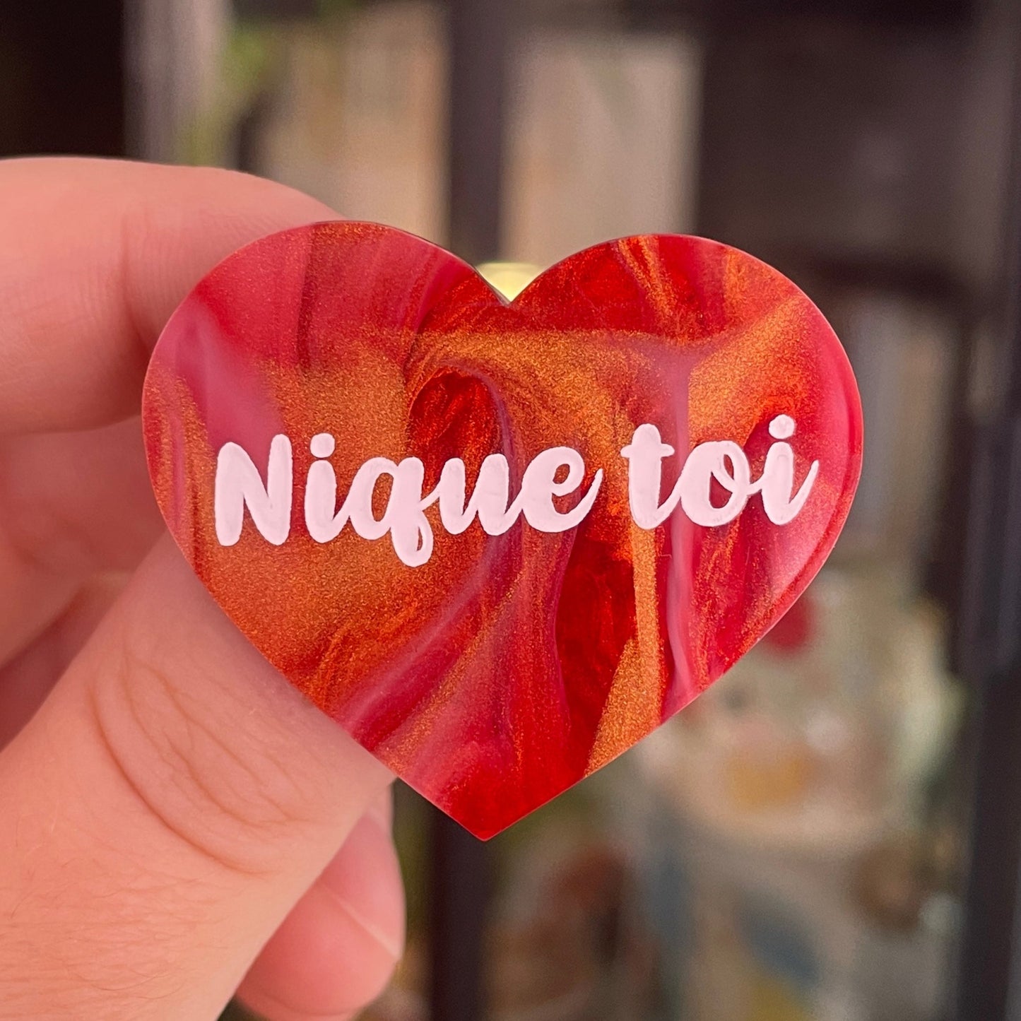 [CONTRÔLE TECHNIQUE] Broche "Nique toi" en acrylique marbrée rouge, blanche et dorée