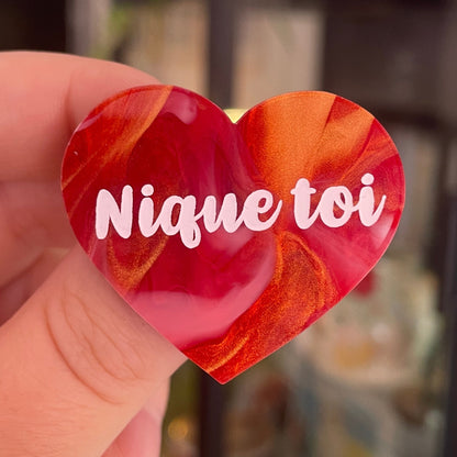 [CONTRÔLE TECHNIQUE] Broche "Nique toi" en acrylique marbrée rouge, blanche et dorée