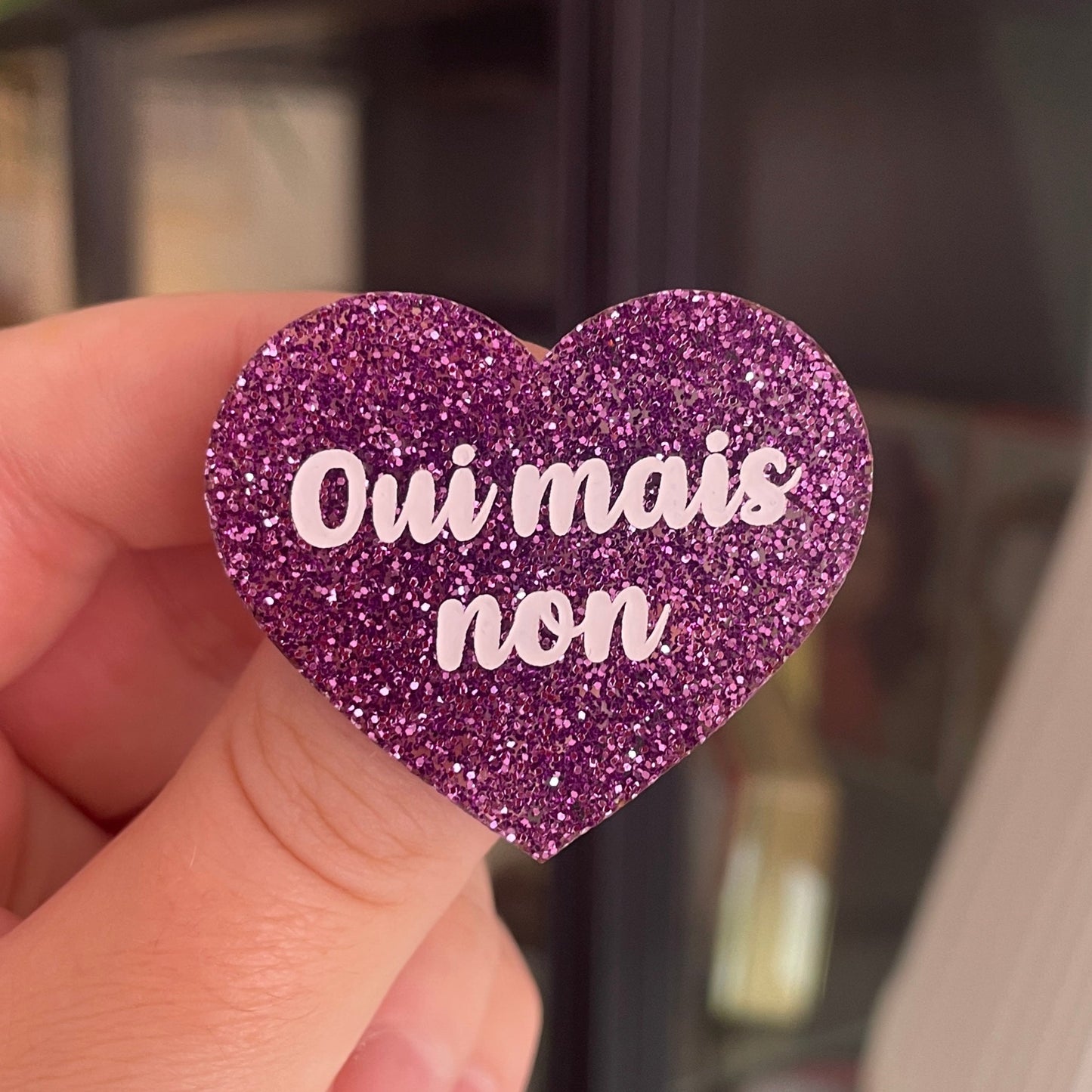 [CONTRÔLE TECHNIQUE] Broche "Oui mais non" en acrylique à paillettes violettes
