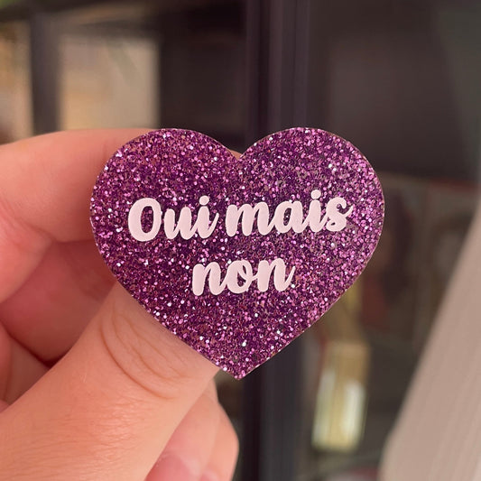 [CONTRÔLE TECHNIQUE] Broche "Oui mais non" en acrylique à paillettes violettes
