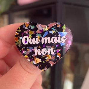 [CONTRÔLE TECHNIQUE] Broche "Oui mais non" en acrylique noire avec des confettis multicolores