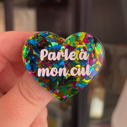 [CONTRÔLE TECHNIQUE] Broche "Parle à mon cul" en acrylique transparente à gros confettis verts, roses, jaunes et bleus