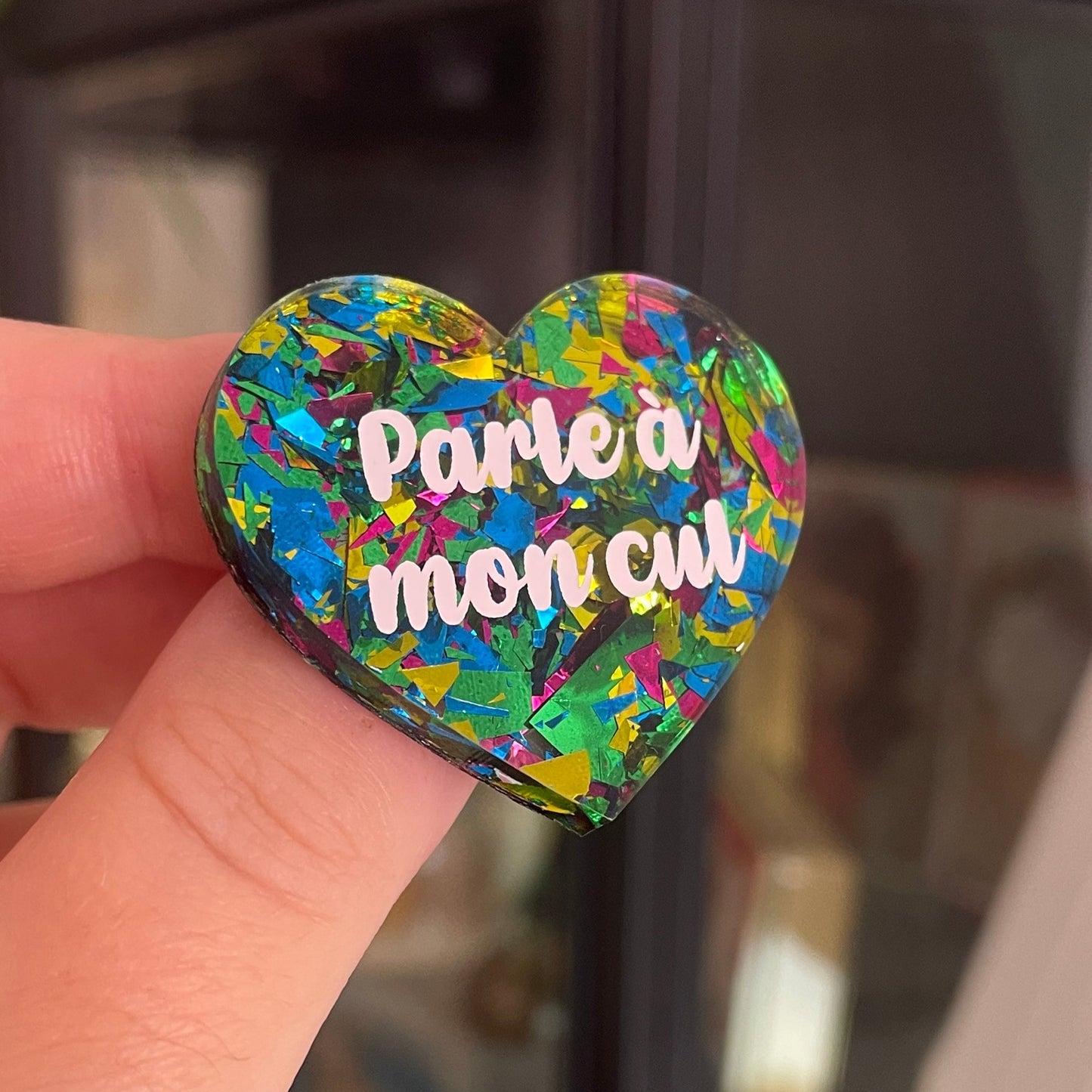 [CONTRÔLE TECHNIQUE] Broche "Parle à mon cul" en acrylique transparente à gros confettis verts, roses, jaunes et bleus