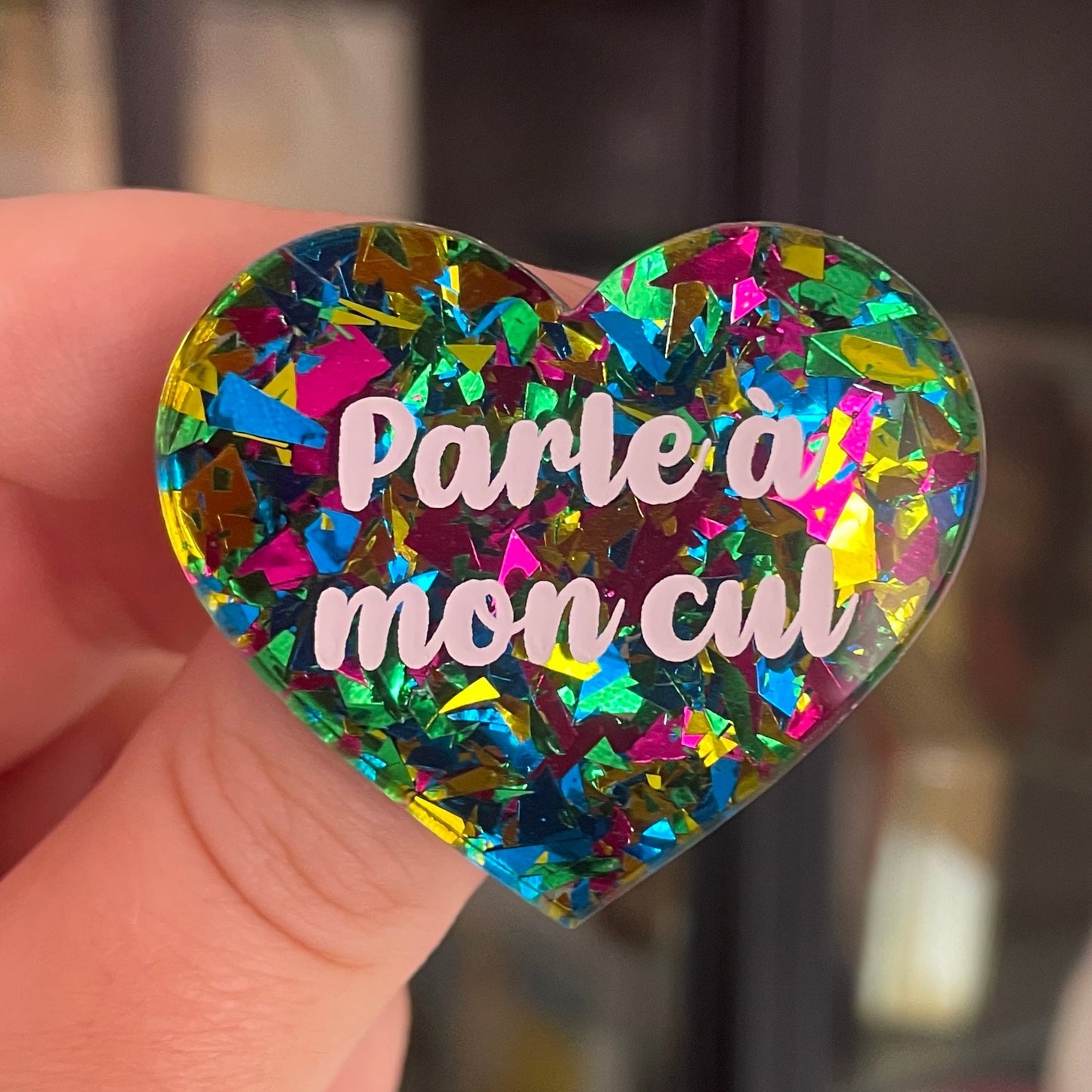 [CONTRÔLE TECHNIQUE] Broche "Parle à mon cul" en acrylique transparente à gros confettis verts, roses, jaunes et bleus