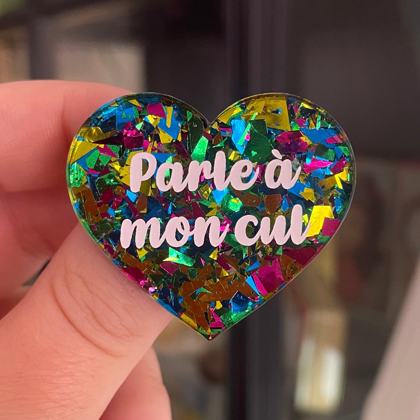 [CONTRÔLE TECHNIQUE] Broche "Parle à mon cul" en acrylique transparente à gros confettis verts, roses, jaunes et bleus