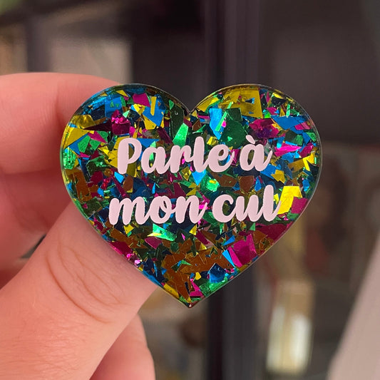 [CONTRÔLE TECHNIQUE] Broche "Parle à mon cul" en acrylique transparente à gros confettis verts, roses, jaunes et bleus
