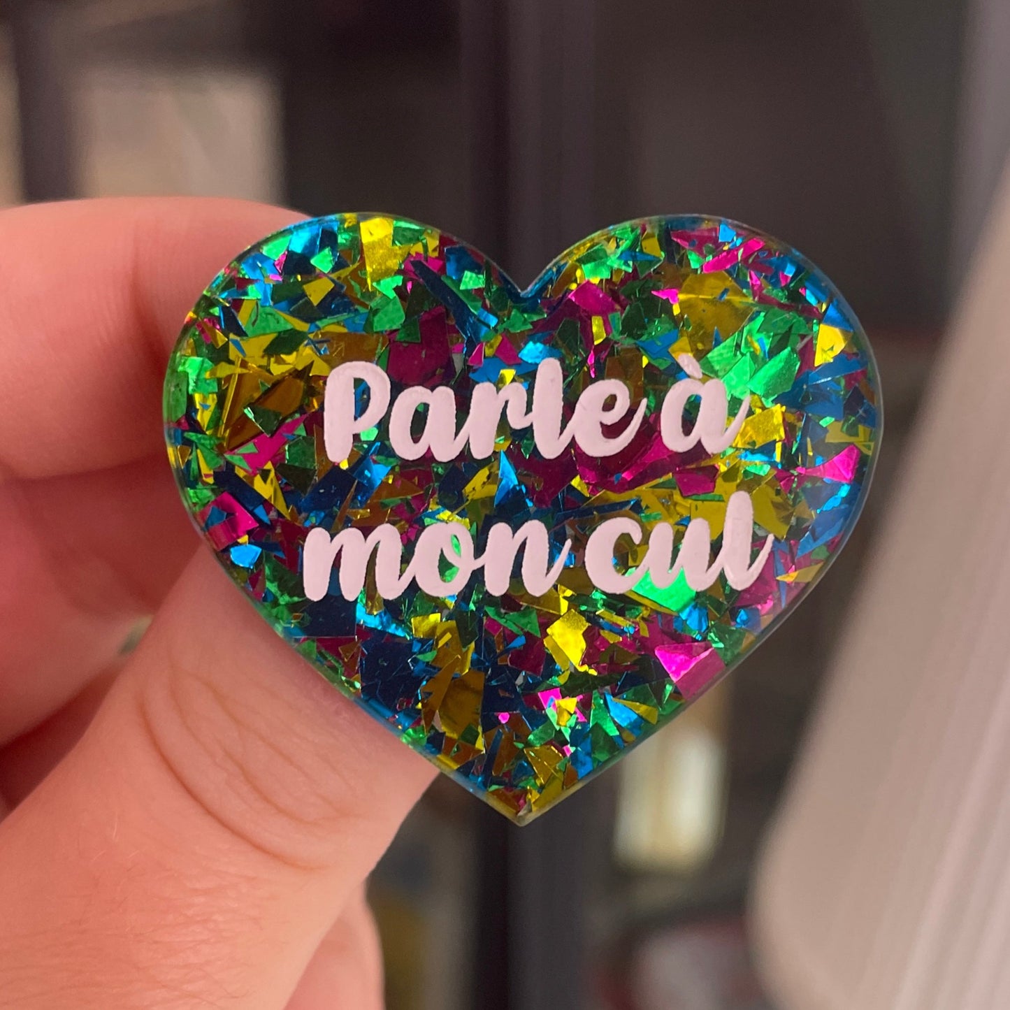 [CONTRÔLE TECHNIQUE] Broche "Parle à mon cul" en acrylique transparente à gros confettis verts, roses, jaunes et bleus