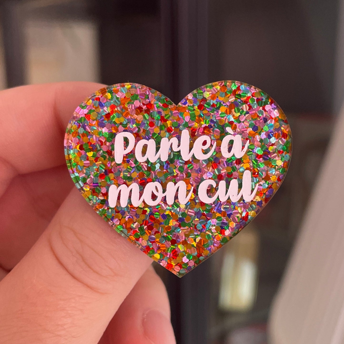 [CONTRÔLE TECHNIQUE] Broche "Parle à mon cul" en acrylique avec des pois multicolores
