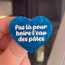 Charger l&#39;image dans la galerie, [CONTRÔLE TECHNIQUE] Broche &quot;Pas là pour boire l&#39;eau des pâtes&quot; en acrylique marbrée bleue à paillettes