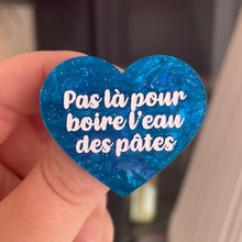 Charger l&#39;image dans la galerie, [CONTRÔLE TECHNIQUE] Broche &quot;Pas là pour boire l&#39;eau des pâtes&quot; en acrylique marbrée bleue à paillettes