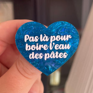 [CONTRÔLE TECHNIQUE] Broche "Pas là pour boire l'eau des pâtes" en acrylique marbrée bleue à paillettes