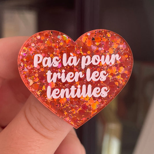 [CONTRÔLE TECHNIQUE] Broche "Pas là pour trier les lentilles" en acrylique à paillettes oranges/corail