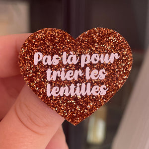 [CONTRÔLE TECHNIQUE] Broche "Pas là pour trier les lentilles" en acrylique à paillettes oranges/rouille