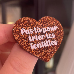 [CONTRÔLE TECHNIQUE] Broche "Pas là pour trier les lentilles" en acrylique à paillettes oranges/rouille