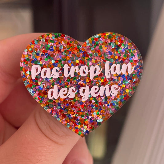 [CONTRÔLE TECHNIQUE] Broche "Pas trop fan des gens" en acrylique à paillettes multicolores