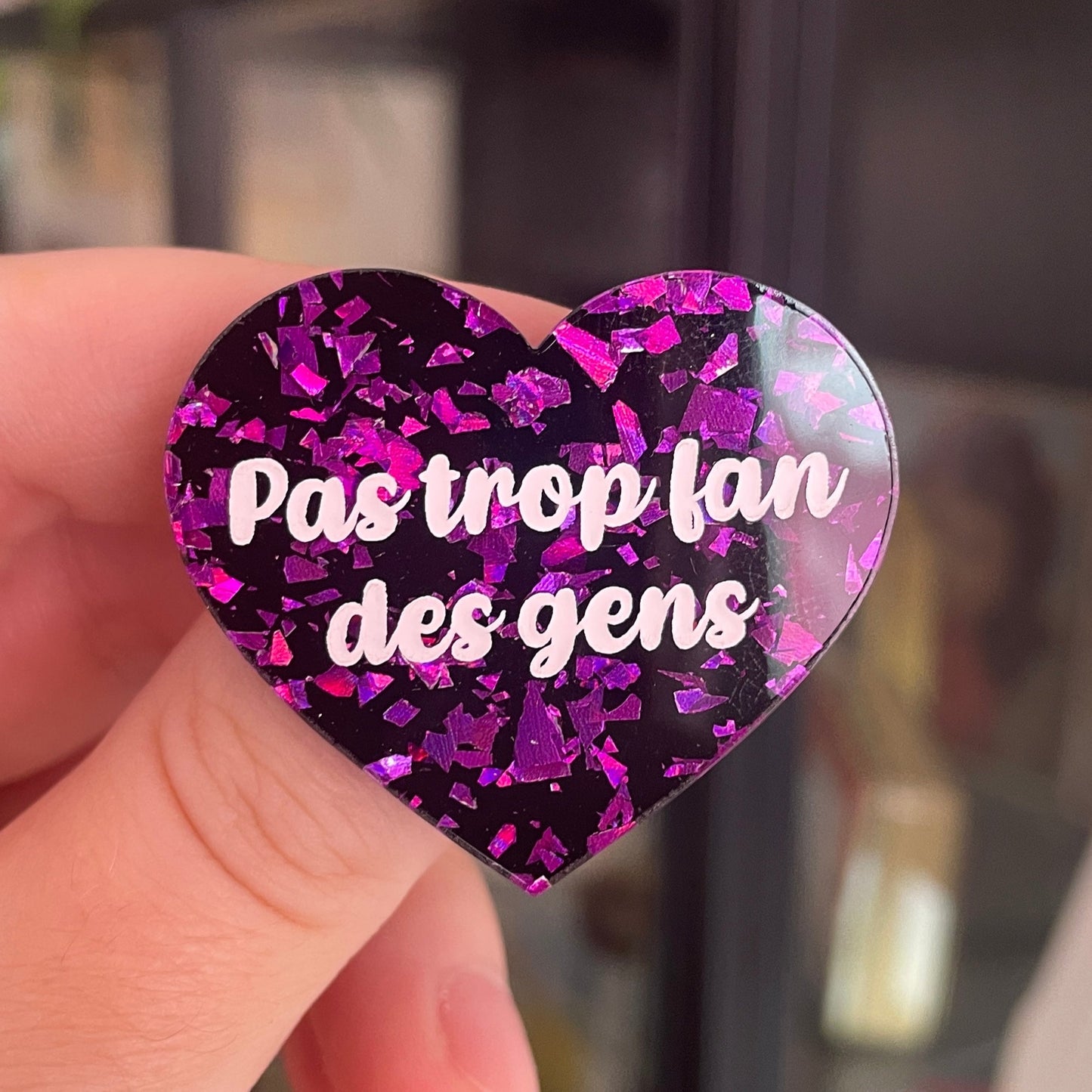 [CONTRÔLE TECHNIQUE] Broche "Pas trop fan des gens" en acrylique noire avec des éclats de confettis violets