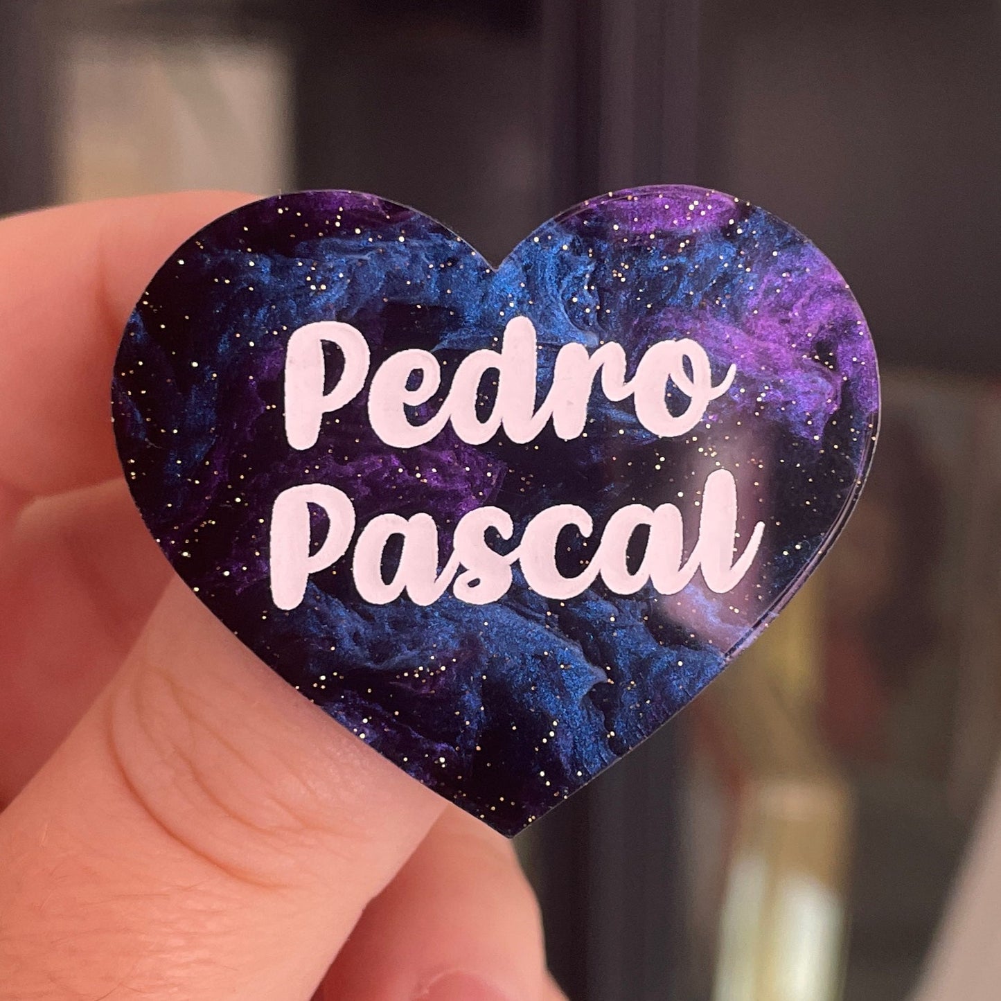 [CONTRÔLE TECHNIQUE] Broche "Pedro Pascal" en acrylique marbrée noire, bleue et violette à paillettes