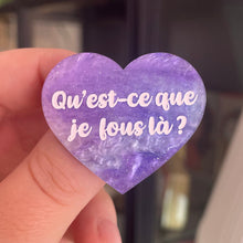 Charger l&#39;image dans la galerie, [CONTRÔLE TECHNIQUE] Broche &quot;Qu&#39;est-ce que je fous là ?&quot; en acrylique marbrée bleue et violette à paillettes