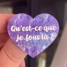 Charger l&#39;image dans la galerie, [CONTRÔLE TECHNIQUE] Broche &quot;Qu&#39;est-ce que je fous là ?&quot; en acrylique marbrée bleue et violette à paillettes