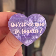 Charger l&#39;image dans la galerie, [CONTRÔLE TECHNIQUE] Broche &quot;Qu&#39;est-ce que je fous là ?&quot; en acrylique marbrée bleue et violette à paillettes