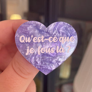 [CONTRÔLE TECHNIQUE] Broche "Qu'est-ce que je fous là ?" en acrylique marbrée bleue et violette à paillettes