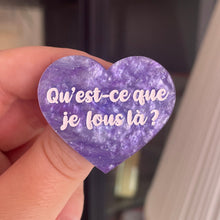 Charger l&#39;image dans la galerie, [CONTRÔLE TECHNIQUE] Broche &quot;Qu&#39;est-ce que je fous là ?&quot; en acrylique marbrée bleue et violette à paillettes