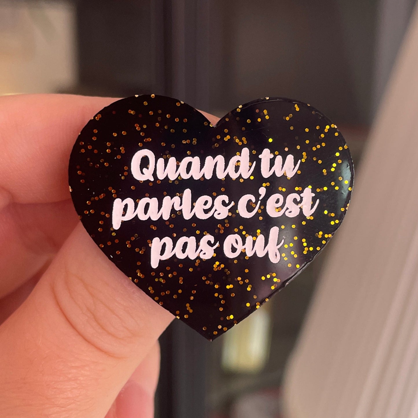 [CONTRÔLE TECHNIQUE] Broche "Quand tu parles c'est pas ouf" en acrylique noire à paillettes dorées