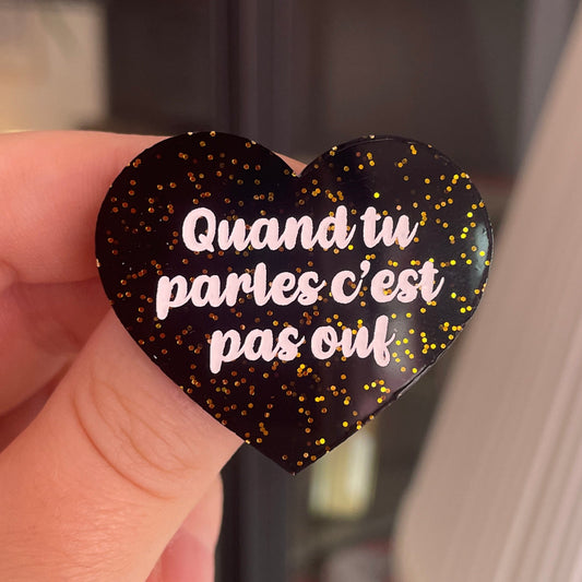 [CONTRÔLE TECHNIQUE] Broche "Quand tu parles c'est pas ouf" en acrylique noire à paillettes dorées