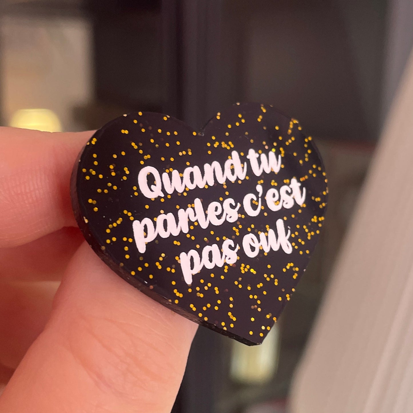 [CONTRÔLE TECHNIQUE] Broche "Quand tu parles c'est pas ouf" en acrylique noire à paillettes dorées